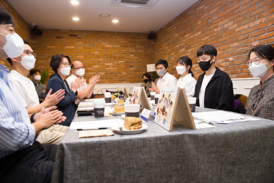 임혜숙(왼쪽 세번째) 과기정통부 장관이 28일 서울 여의도 하우스 카페에서 열린 '청년 과학자와의 간담회'에서 청년 과학자들로부터 애로사항을 청취하고 있다. <과기정통부 제공>